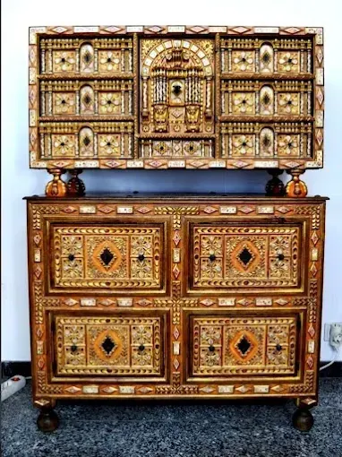 Bargueño antiguo con taracea, un mueble que compramos a particulares en Zaragoza