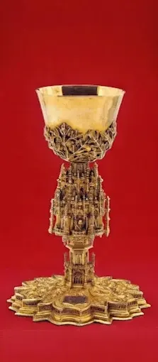 Cáliz dorado antiguo con el pie labrado