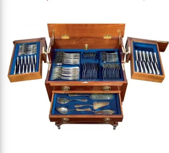 Cubertería de plata antigua en su estuche de madera