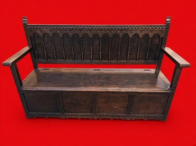 Escaño antiguo de madera tallada, mueble de asiento tradicional