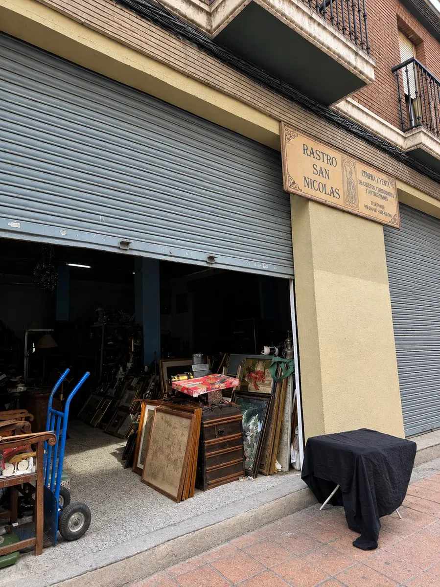 Fachada de la tienda de antigüedades en la calle del Sepulcro, 32, Zaragoza, con el rótulo «Rastro San Nicolás»