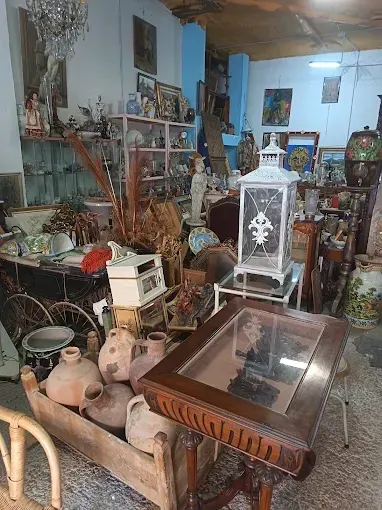 Interior de la tienda de Antigüedades Miguel, anticuario en Zaragoza: muebles, loza, cuadros y lámparas
